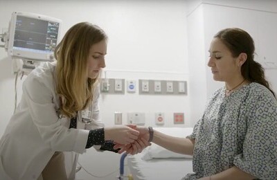 Кодирование Аквилонг в Коряжме Врач держит пациентку за руку